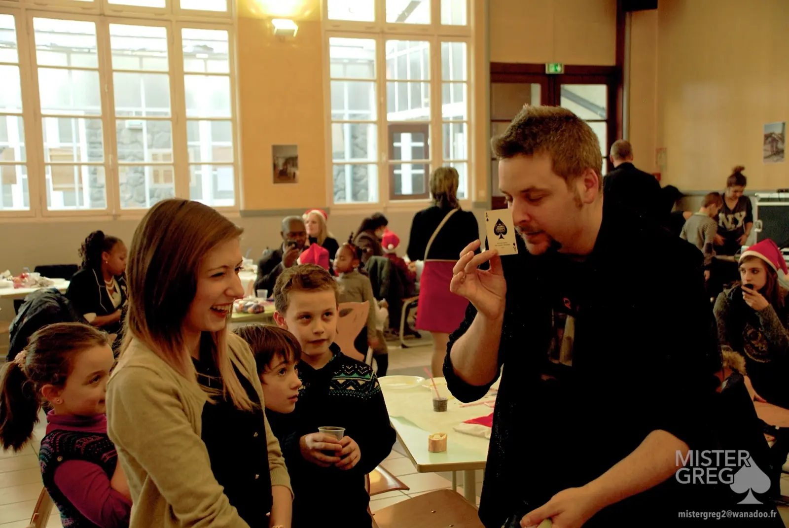 Mister Greg en performance devant un public captivé